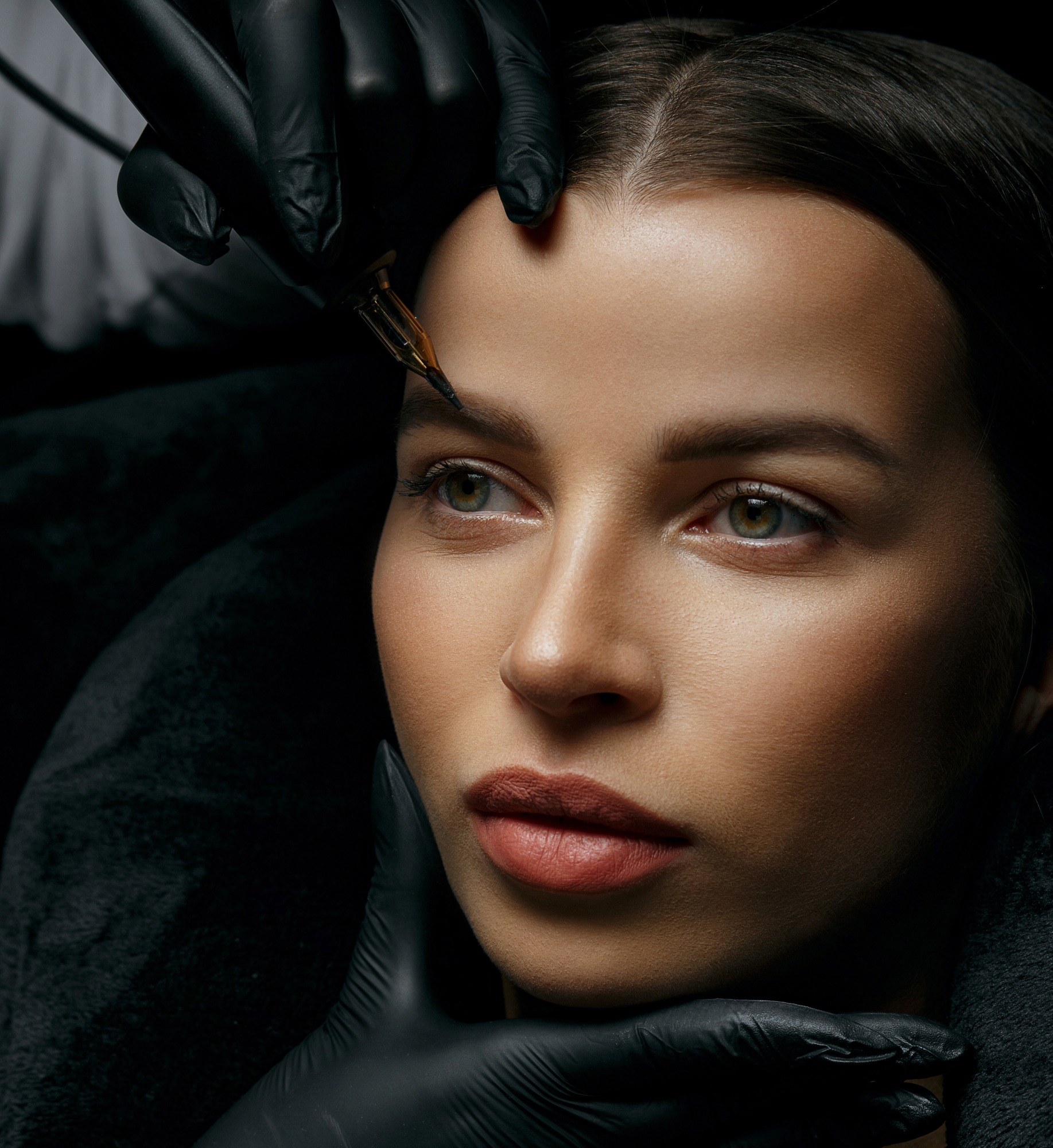 Anita bei der präzisen Permanent Makeup Behandlung